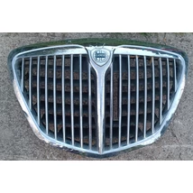 Lancia Thesis diszrács gyári bontott 15601764 króm hiba