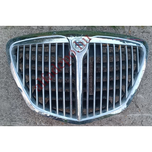 Lancia Thesis diszrács gyári bontott 15601764 króm hiba