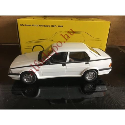 Alfa Romeo 75 1:18 LAUDORACING 1988 fehér modellautó LM123A1R