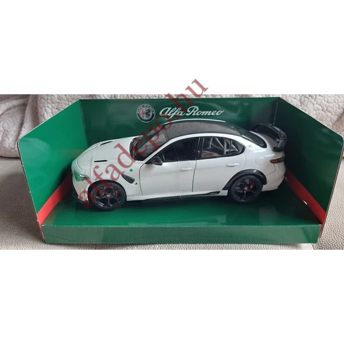 Alfa Romeo Giulia GTAm Fehér fém nyitható BBurago új 1:18 Modellautó