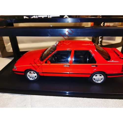 Lancia Thema 8.32 Ferrari 1S MITICA 1:18 nyitható modellautó